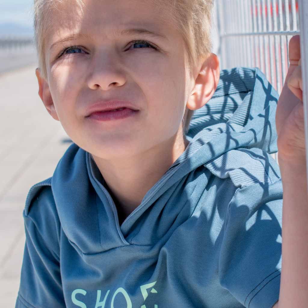 CAMISETA AZUL DE BAMBÚ CAPUCHA